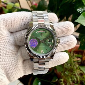 green dial roman figure